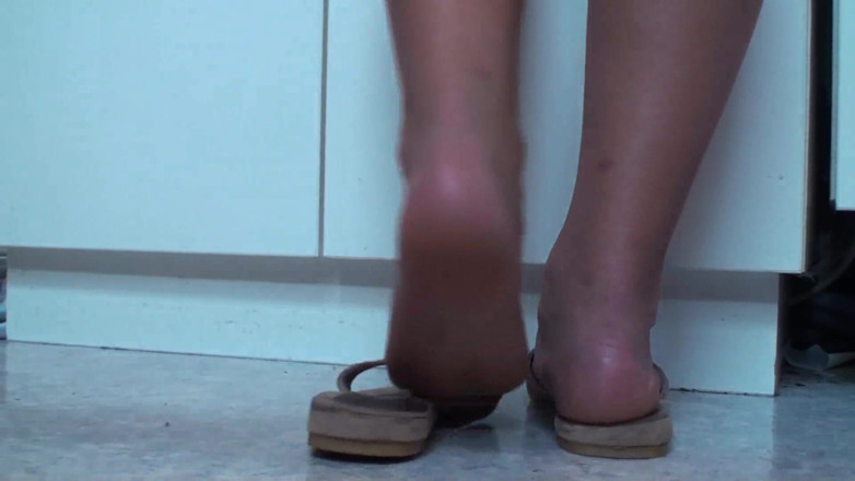 Foot Girls: Gros plan sur les pieds de Mandy pendant qu'elle fait...