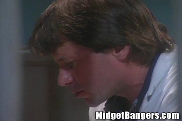 Midget Bangers: 발정난 긴 자지 새 창녀에게 따먹히는 감옥 외계인 미녀