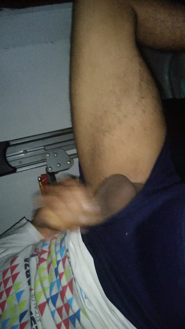 AlexAlejandro13: Aku lagi asik masturbasi di bengkel pagar rumahku!