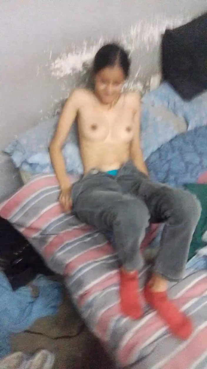 hothouse18xxx: Üvey kız üvey babasının küçük küçük minyon 18 yaşındaki vergin amcığı için...