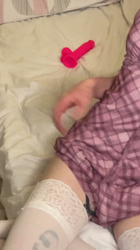 Elbiseli güzel trans kız anal oyuncaklarla oynuyor ve boşalıyor