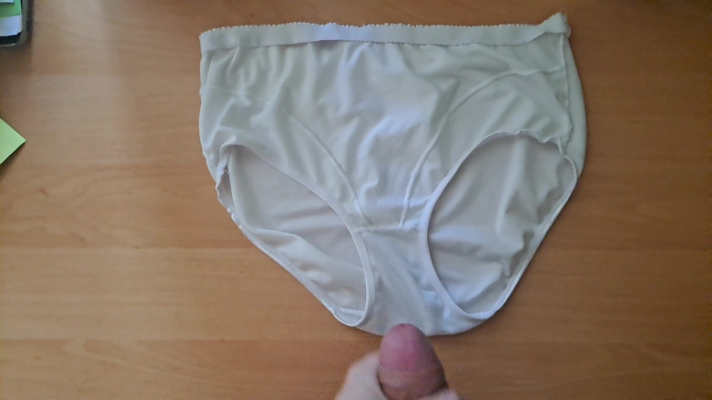 Younger_94: Gefickt und auf stiefmutters höschen gespritzt