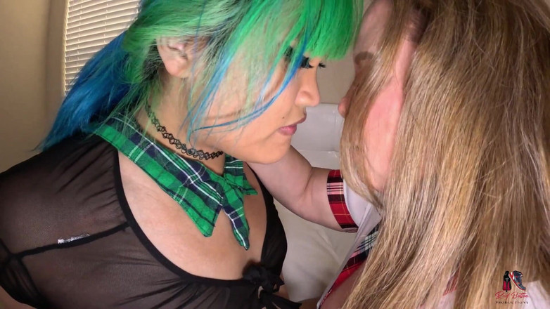 Reds Trans Stars: Trans a Cis girl roomate čas na hraní