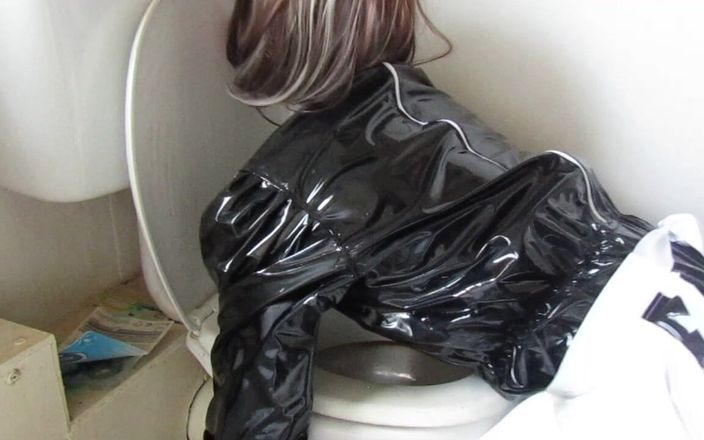 Lilly Disgrace: Tapette coquine dans les toilettes