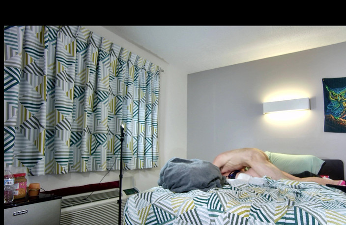 Alpha stud 4 u: Kijk hoe ik haar speeltje in haar kont maal, terwijl...