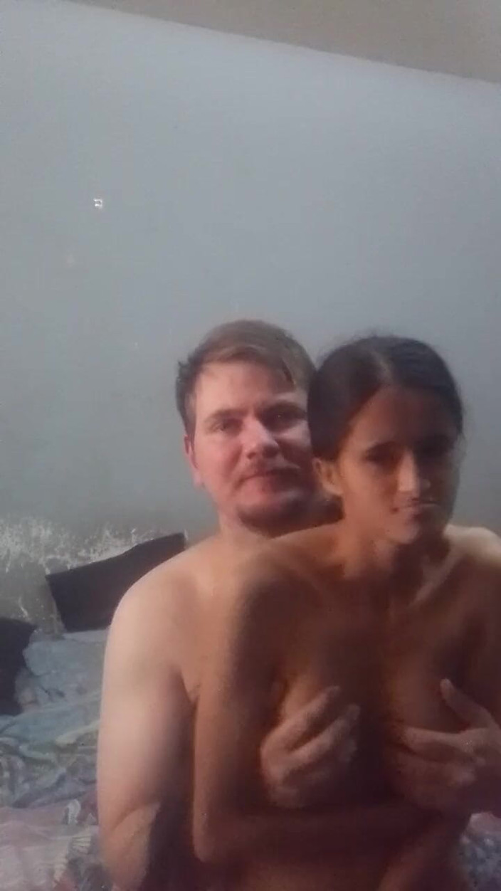 hothouse18xxx: Papai lambendo buceta e fodendo pequena enteada com paixão