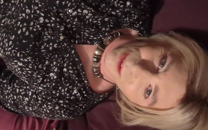 NikkiGee: Sug på min klittie, svälj min enorma spermasprut!