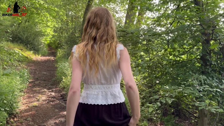 Bikergirl_97: In het midden van de wandelroute is het poesje bezorgd!