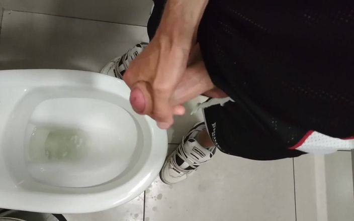 Sneakersmax98: Masturbation dans les toilettes publiques