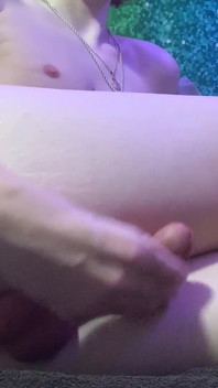 O roșcată drăguță Twink ejaculează tare, cu mâinile goale