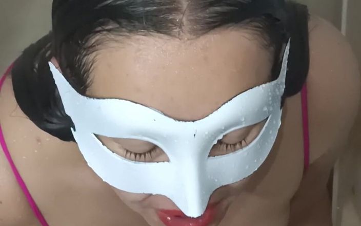 Valery Saenz xxx: Золотой дождь и сперма на неверную жену в душе, она возбуждается, брея ее киску и задницу.