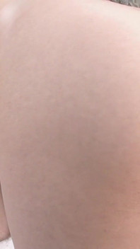 日本人の女の子は、巨根で男をしゃぶる前に彼女の茂みにおもちゃを貼り付けます