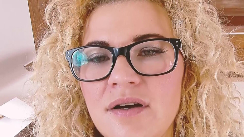 DARVASEX: カーリーズとセックスシーン―4_blondeパンティ姿のティーンが眼鏡をかけてディルドで一人で彼女の膣を犯す