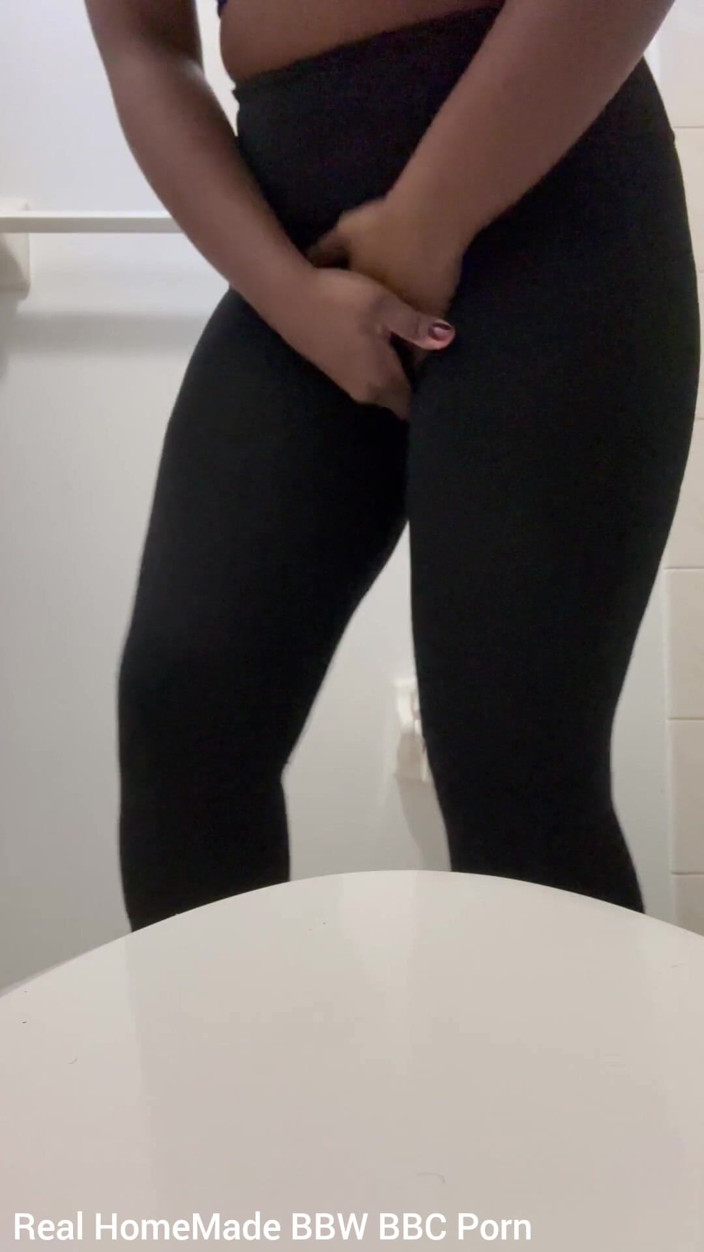 Super sexy ebony cuties: Faccio come mi hanno detto tenendo il mio wee tutto...