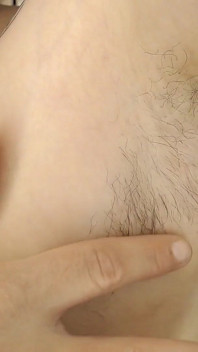 부드러운 긴 겨드랑이 털 쓰다듬기