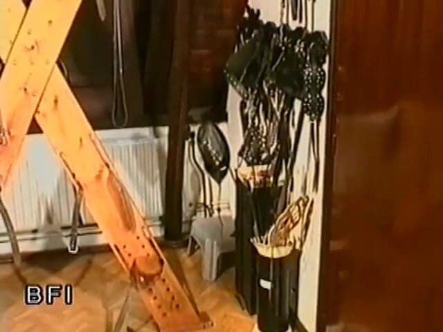 Dark room of slave seks: Vintage akcja z dominującymi sesjami z ich punishera