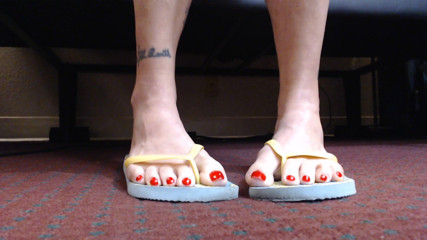 Abby Anna: Zehenwichsen in flipflops nahaufnahme