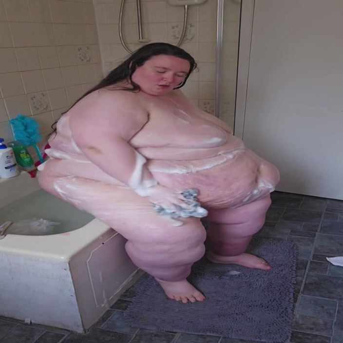 SSBBWLadyBrads: 배스 사이드에서 목욕하는 SSBBW 여신
