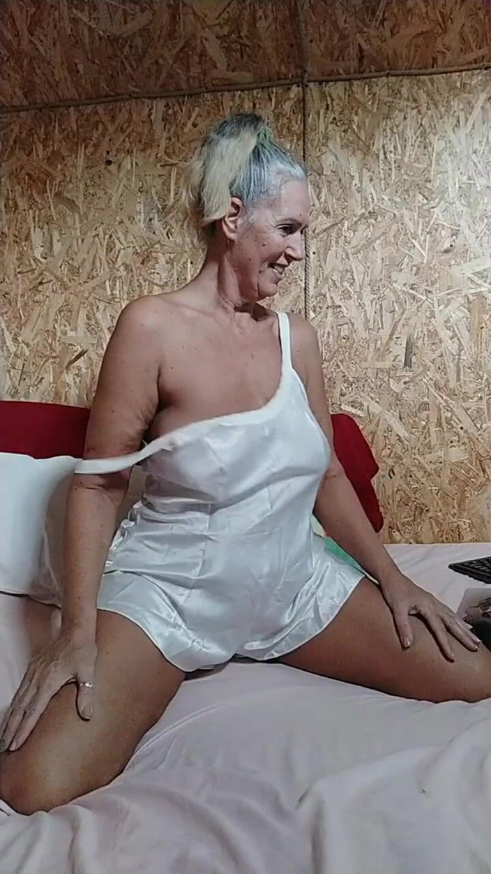 Lukerya: 现实生活和工作中的火辣家庭主妇 Lukerya