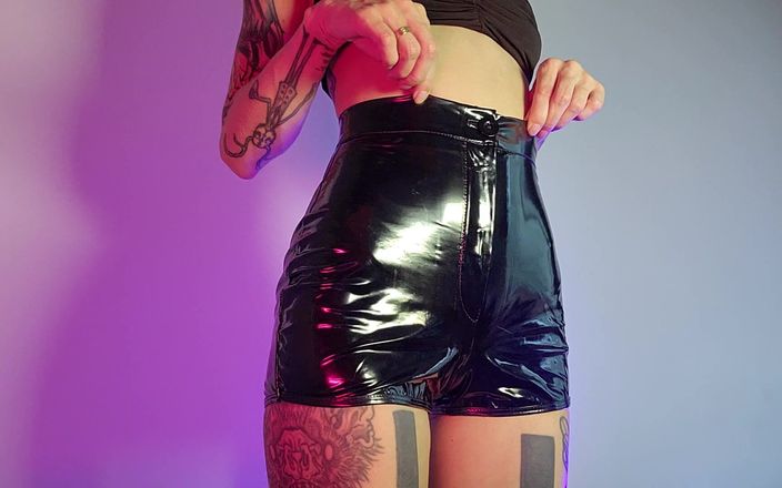 TattoedGirl666: ラテックスショーツ