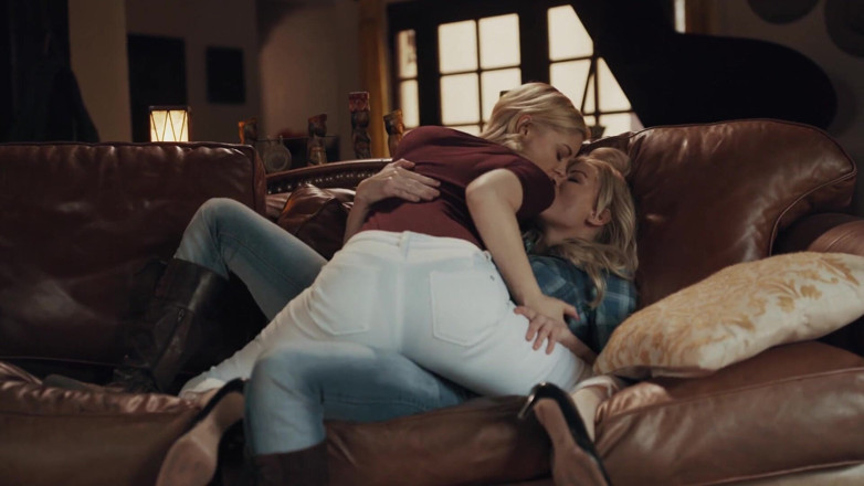 SweetheartVideo: Lesbianas analingus 13 escena 1 poco traviesa lesbianas amantes de culo