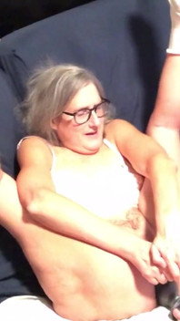 Heiße MILF genießt es, ihre nasse muschi zu bespiele, nimmt einen großen hintern in ihren arsch