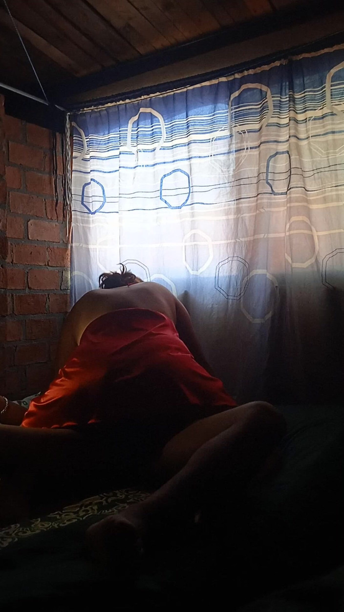 Eatrella j: मैक्सिकन ब्रिकलेयर मेरी गांड में चिली को चिपकाती है