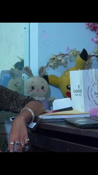 Unschuldiger lieferjunge fickt sexy mädchen in ihrem büro! Realität, sex