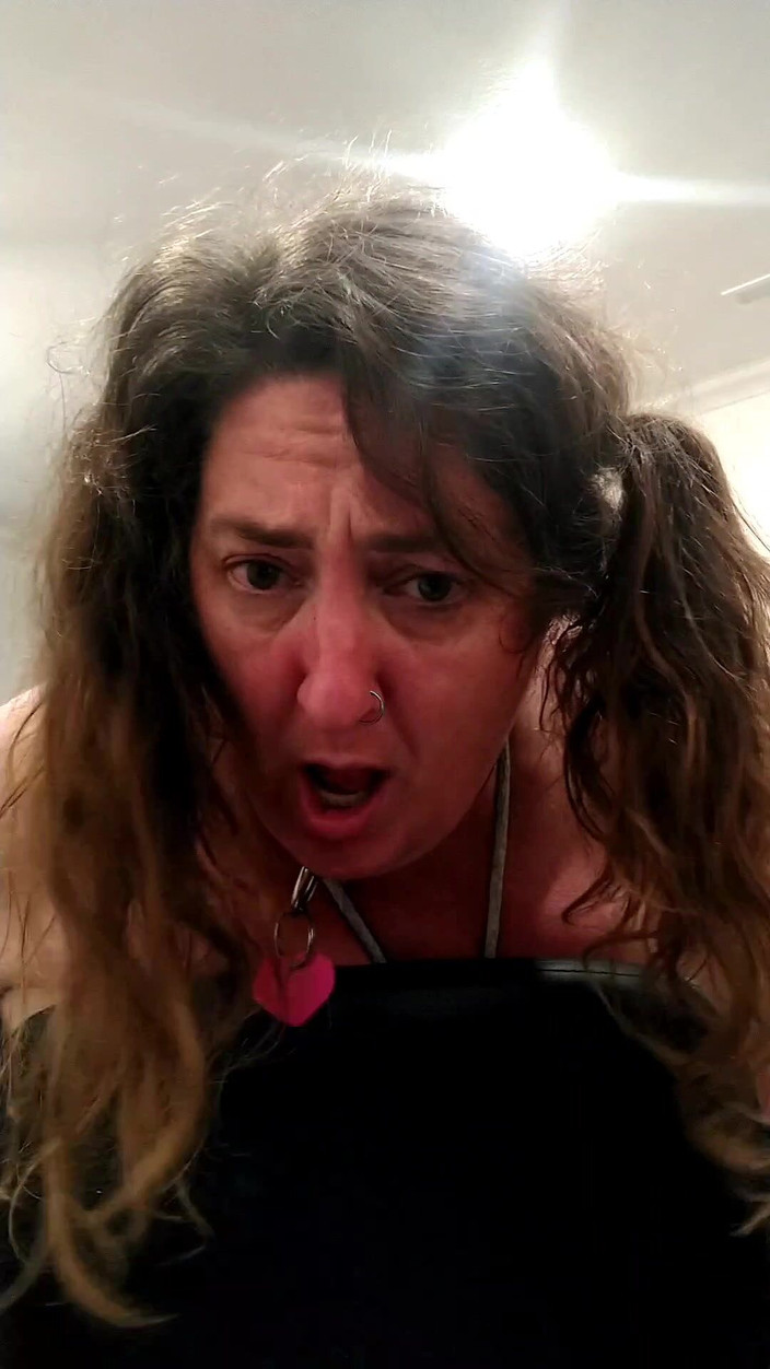 Kittenbritches: Zralá PAWG submisivní děvka dostane zadek barové židle od BBC