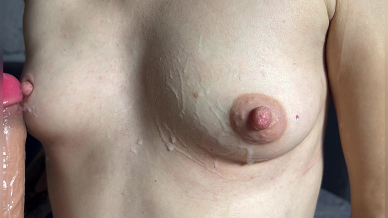 LolaLola: Masturbacja na małych piersiach Pokryte spermą z twardymi sutkami