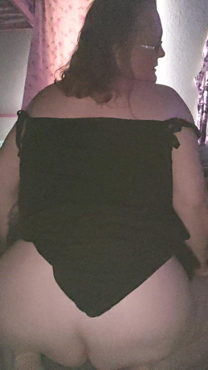 Misssunshinevip: 我玩弄我的阴户，以为有人听到了我