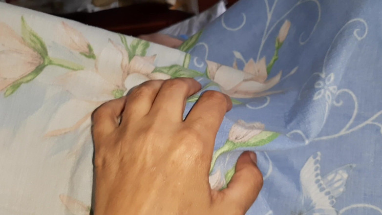 Lesbian-candys: Ich spiele abwechselnd unter der puppe mit den muschis meines...