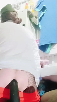 Joven abre su dulce culo en su sofá