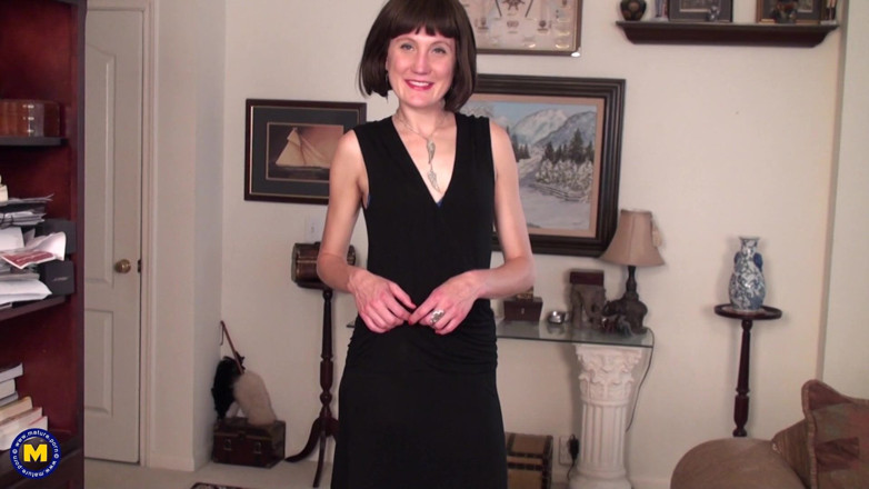 Mature Solo NL: Skinny American MILF Meredith Johnson Fingers Her Hairy Pussy
