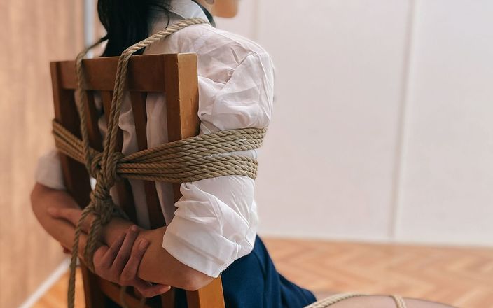 ushirosugatanomiki: कुर्सी से बंधे होने से बचना