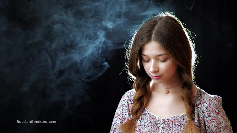 Russian Smokers: Sexy russa menina fumando cigarro devagar provocação