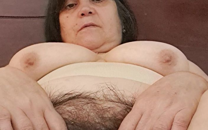 Mommy big hairy pussy: 털이 무성한 창녀의 껍질 열기