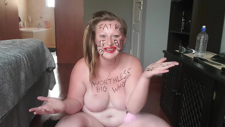 domslutfucker: Üstsüz büyük memeli iri güzel kadın öfkeden kendini aşağılıyor