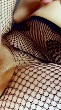 Hij scheurde mijn panty open en neukte mijn natte poesje hard