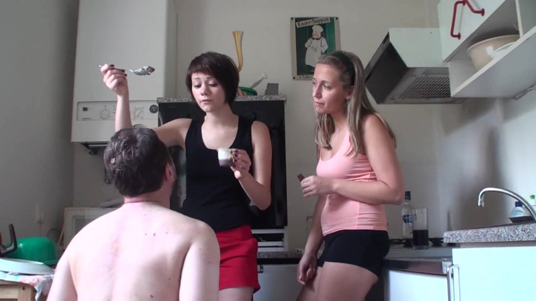 Foot Girls: Hij moet de vloer schoon likken voor de dames