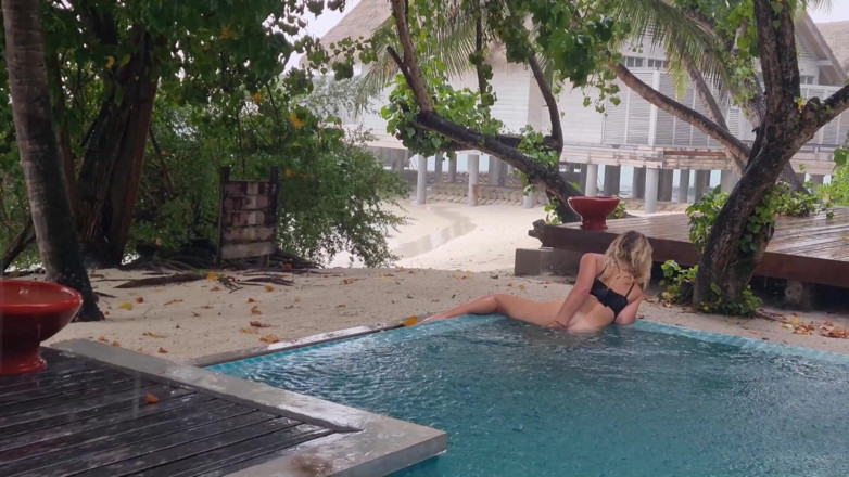 TheloveStory: Masturbation im regen in einem swimmingpool, geiler dicker arsch