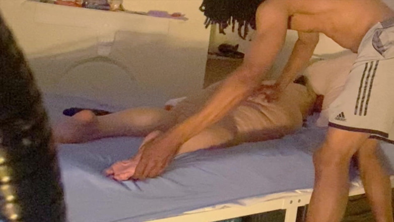 Daddykane: Pijat berminyak panas, nenek suka kontol hitam yang keras.