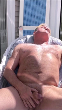 Hunk üvey baba venranda'da çıplak güneşleniyor 2