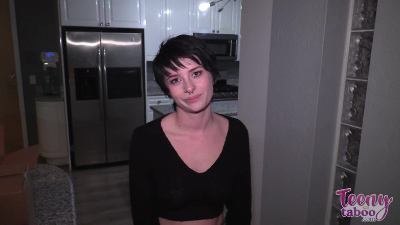 Teenytaboo: La figliastra dei vicini kitty prende un carico