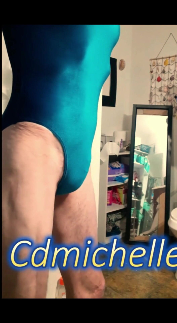 Crossdressers Cd Michelle wearing sexy lingerie: Cdmichelle Külotlu Çorap Giyiyor, Beyaz Elbiseli Siyah Tek Parça Tanga Tulumu...