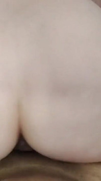Un élève laisse le prof la baiser sans préservatif pour lui faire passer le sujet et il éjacule en elle