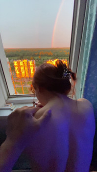 L'arcobaleno brilla nel cielo, e io mi godo il sesso con una donna dai capelli rossi