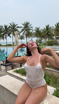 透けるボディスーツの屋外での搾乳と汚れる