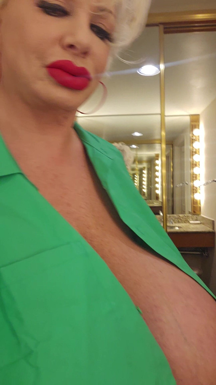 Claudia Marie: Gorda rabuda brincando no espelho