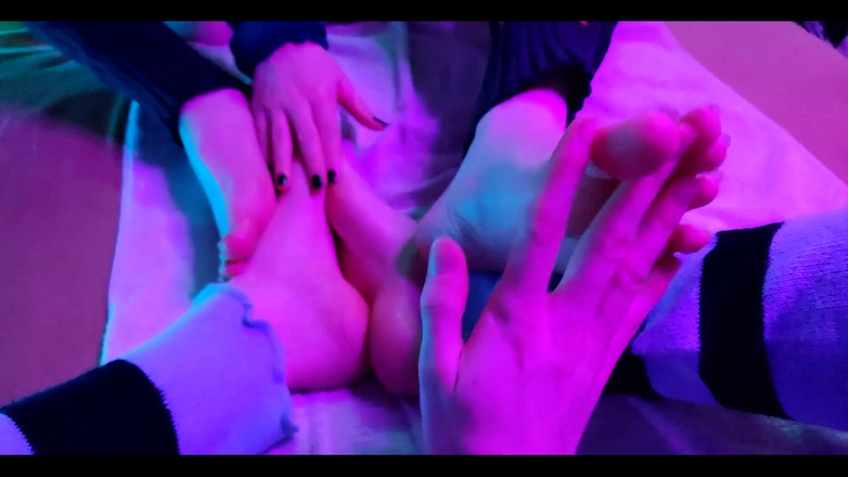 LalaThePala: Frecându-i pula cu picioarele mele 